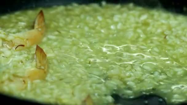 Mieszanie gotującego się Risotto — Wideo stockowe