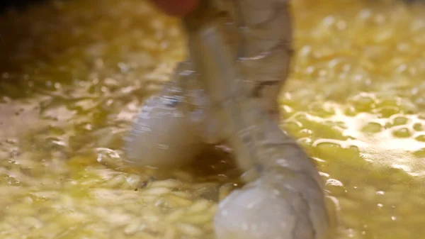 Šéfkuchař přidává krevety na rizoto — Stock fotografie