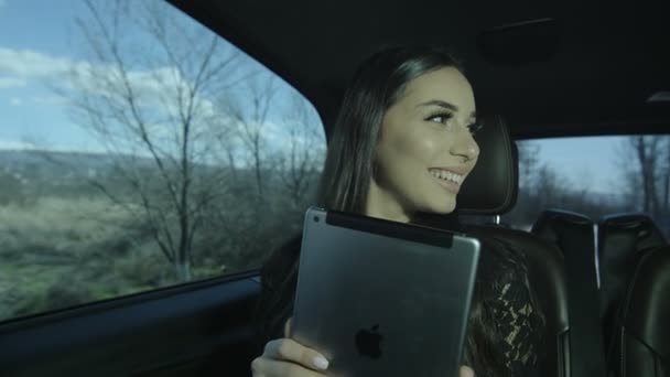 Mujer de negocios en el coche trabaja con la tableta — Vídeos de Stock