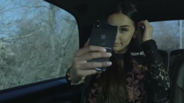 Arabada Selfie Yapan Kız