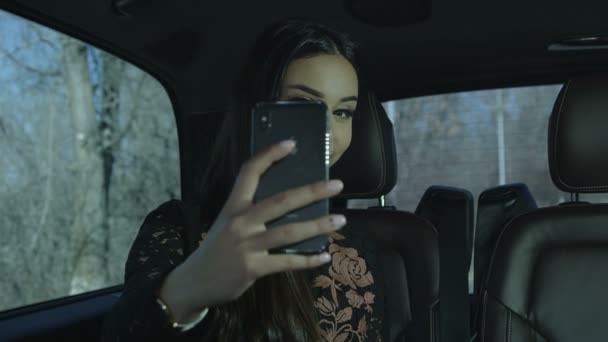 Chica en coche haciendo selfie — Vídeos de Stock