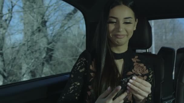 Chica en coche haciendo selfie — Vídeos de Stock