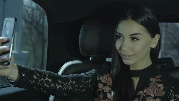 Chica en coche haciendo selfie — Vídeo de stock