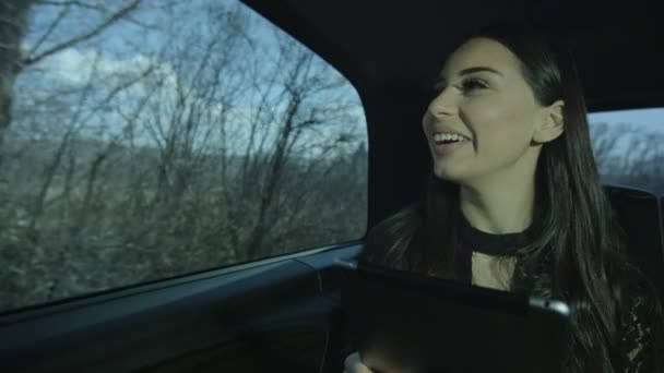 Επιχειρηματίας γυναίκα στο αυτοκίνητο λειτουργεί με tablet — Αρχείο Βίντεο