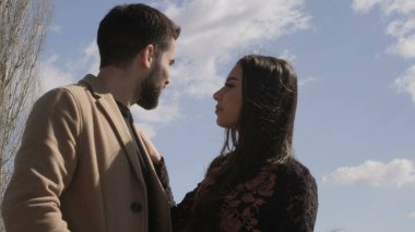 Yakın planda genç ve sevgi dolu bir çift. Birbirlerine bakan genç bir çift. Fotoğraf, hala, resim.