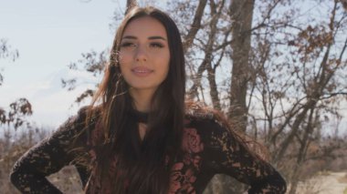 Kameranın önünde poz veren güzel genç manken kız. Fotoğraf, hala, resim.