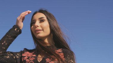 Kameranın önünde poz veren güzel genç manken kız. Fotoğraf, hala, resim.