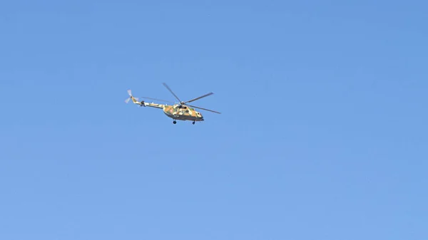 Aufnahme Eines Hubschraubers Aus Nächster Nähe Auf Blauem Hintergrund Foto — Stockfoto