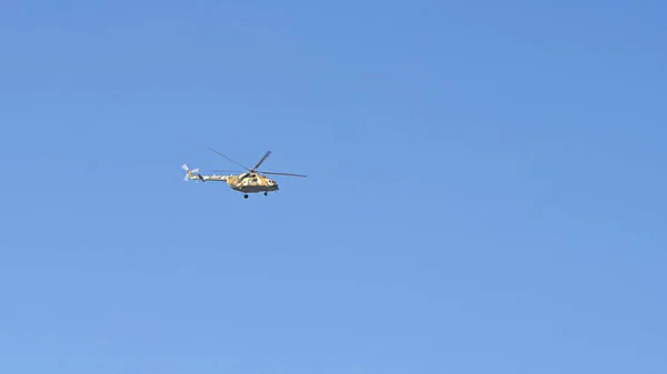 Disparando Helicóptero Cerca Sobre Fondo Azul Foto Todavía Imagen — Foto de Stock