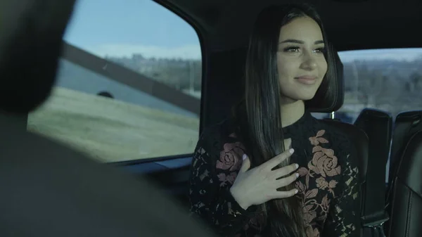 Genç Bayan Arabada Oturuyor Bir Kadını Arabada Oturur Kışın Manzarasına — Stok fotoğraf
