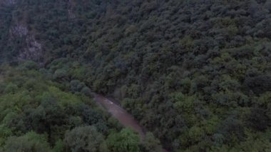 Dağların üzerinden uç.