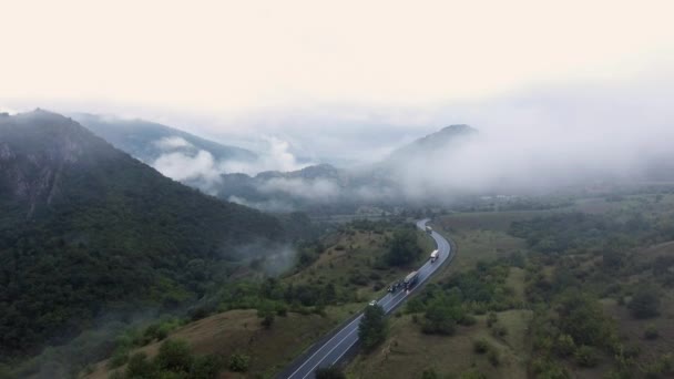 Voe sobre a estrada entre montanhas — Vídeo de Stock