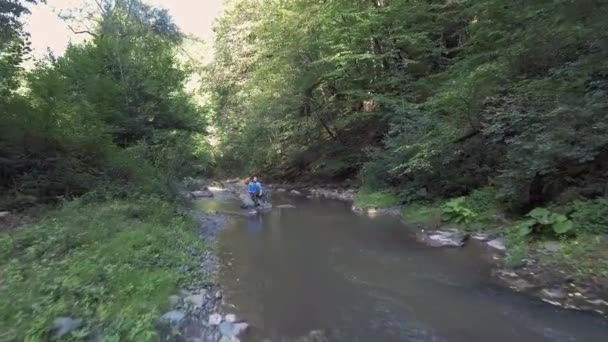 Rybaření v široké řece — Stock video