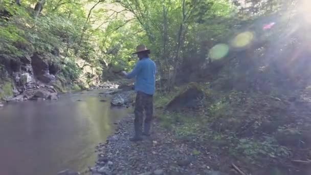 Pesca en río ancho — Vídeo de stock