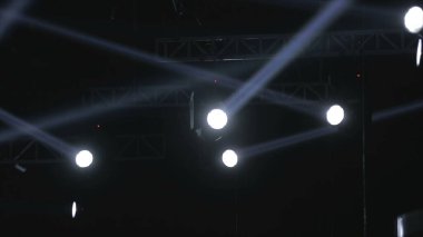 Sahne Dekorasyonunda Işıklar