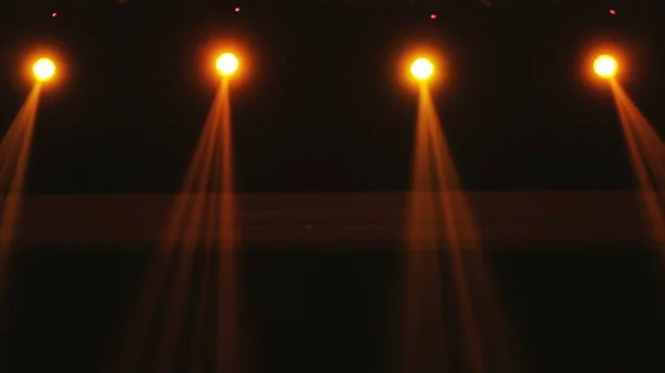 Luzes de feixe em decorações de palco — Fotografia de Stock