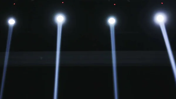 Luzes de feixe em decorações de palco — Fotografia de Stock