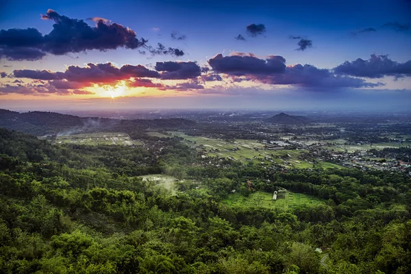 Ηλιοβασίλεμα πάνω από την πόλη της Jogjakarta, Jawa, Ινδονησία — Φωτογραφία Αρχείου