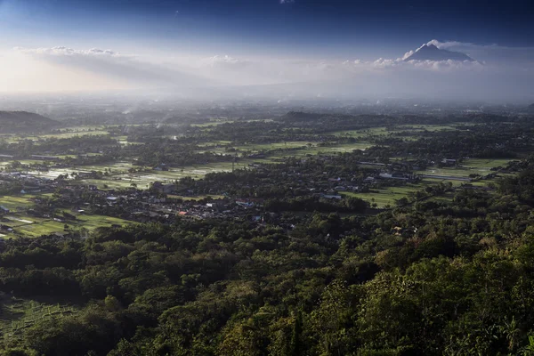 Vista de Jogjakarta con volcán Merapi, Jawa, Indonesia —  Fotos de Stock