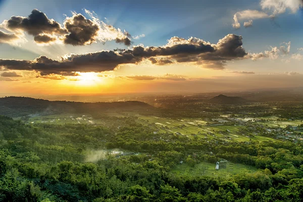 Pôr do sol acima da cidade de Jogjakarta, Jawa, Indonésia — Fotografia de Stock