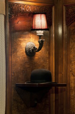 Art deco fener ve melon şapka 