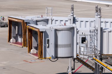 Uçağın Havaalanı'nda bekleyen jet köprüler