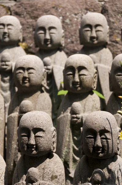 Sochy z japonského mnicha ochraňuje, Kamakura — Stock fotografie
