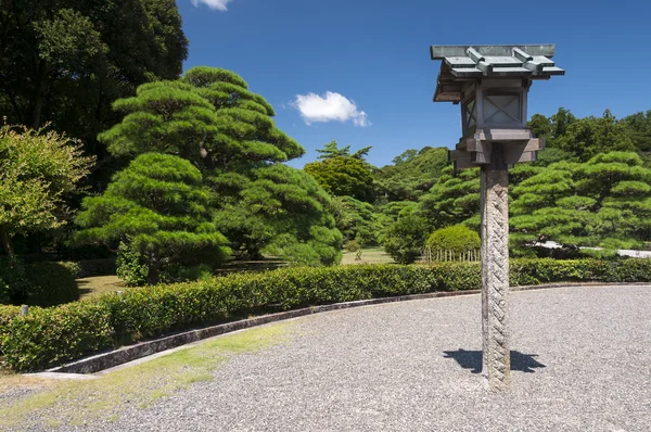 Lanterna no jardim de Ise Jingu, Japão — Fotografia de Stock