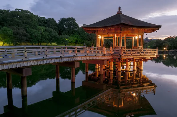 Pavilhão do Ukimido e as reflexões no lago, Nara, Japão — Fotografia de Stock