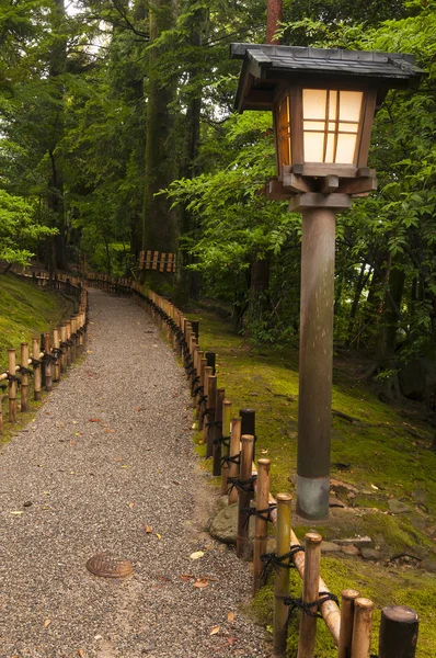 Παραδοσιακά φανάρι σε ιαπωνικό κήπο — Φωτογραφία Αρχείου