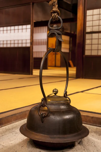 Interior tradicional casa japonesa com pendurado pote de chá — Fotografia de Stock