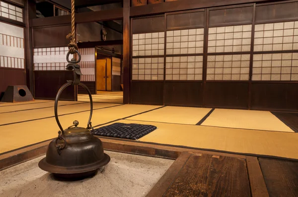 Interior tradicional casa japonesa com pendurado pote de chá — Fotografia de Stock