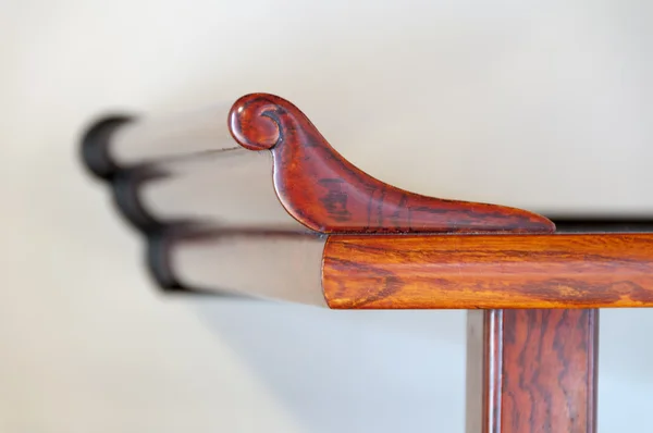 Detail van gesneden houten Japanse tafel — Stockfoto