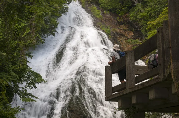 Tourist am Yutaki-Wasserfall im Nikko-Nationalpark, Japan — Stockfoto