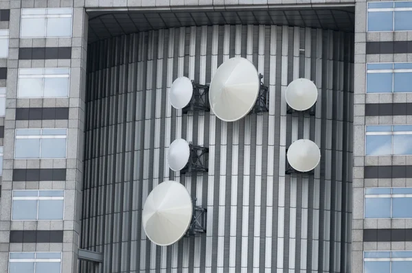 Телекоммуникационная башня в верхней части административного здания — стоковое фото