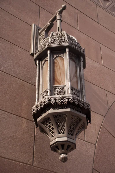 Farol árabe en la muralla de la Gran Mezquita del Sultán Qaboos, Omán —  Fotos de Stock