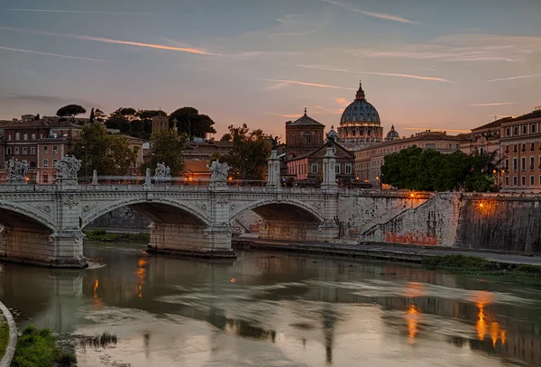Tiber and cathedral of St. Peter — Stock Photo, Image
