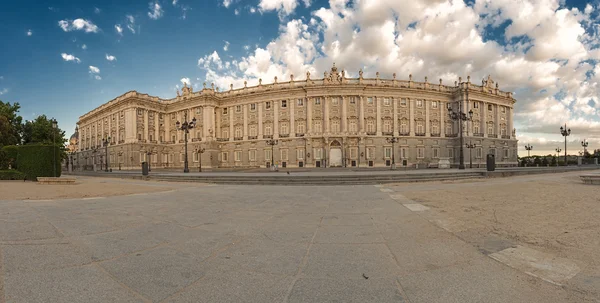 Královský palác v jarní ráno — Stock fotografie