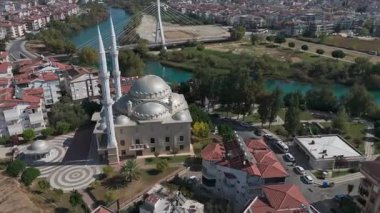 Çağlayan Camii, Çağlayan ilçesinde Manavgat Nehri kıyısında güzel bir yerde yer almaktadır. 4k biçiminde yüksek kaliteli görüntüler