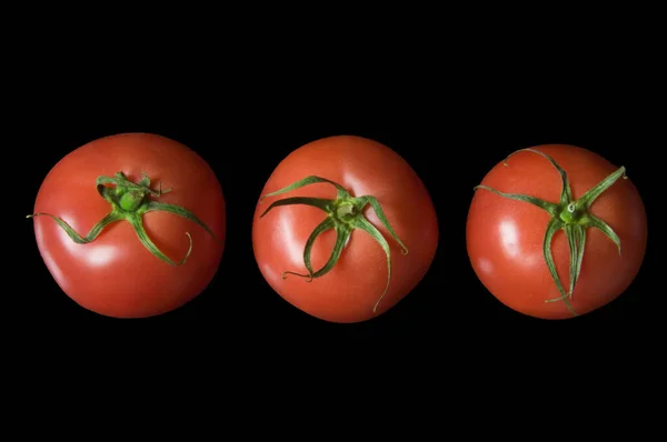 Drie Rode Rijpe Tomaten Zwarte Geïsoleerde Achtergrond Closeup — Stockfoto