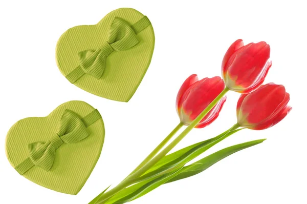 Valentýn Kytice Jasně Červené Tulipány Dvě Zelené Srdce Tvaru Dárkových — Stock fotografie
