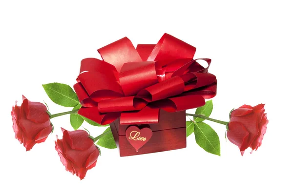 Valentijnsdag Prachtige Rode Doos Met Rood Lint Strik Rode Rozen — Stockfoto