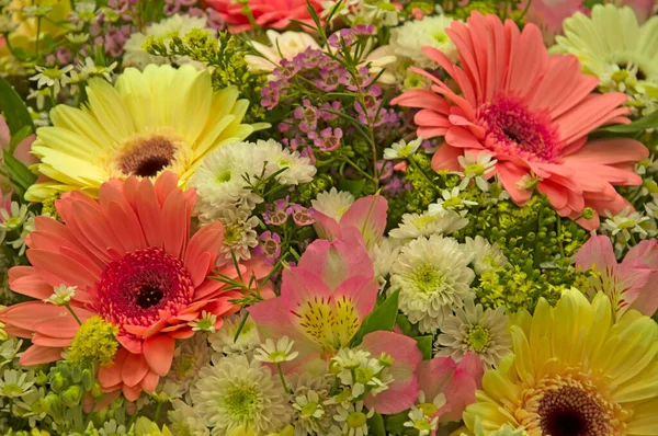 Bellissimo Bouquet Colorato Con Gerbere Rosa Gialle Gerbera Crisantemi Bianchi — Foto Stock