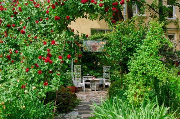 Kırmızı güllü güzel bir bahçe (Flammentanz
