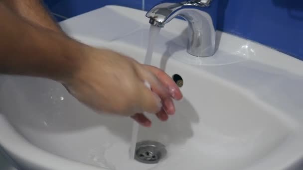 Homme Laver Les Mains Avec Savon Sous Eau Courante — Video