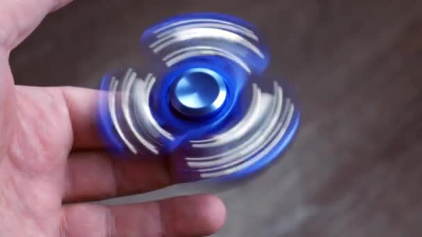 Spinner Azul Mano Girando Mano Del Hombre — Vídeo de stock