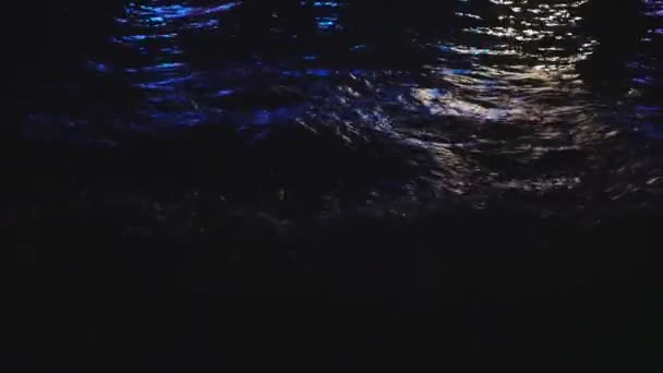 Ondas Marinas Reflejo Luz Sobre Agua Noche — Vídeos de Stock