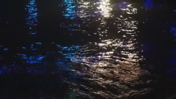 Gelombang Laut Dan Cahaya Refleksi Atas Air Malam Hari — Stok Video