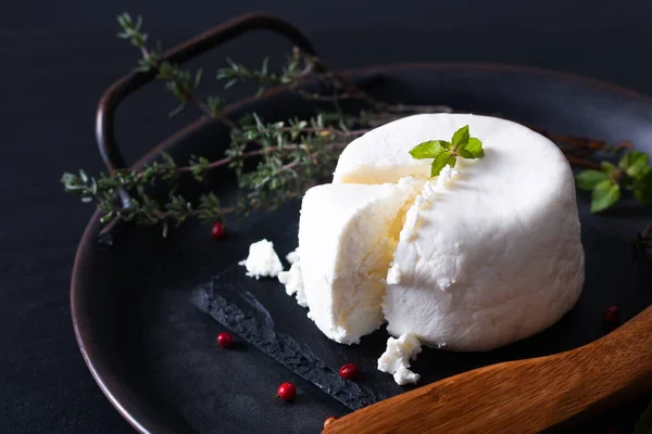 Concetto Cibo Locale Formaggio Capra Fresco Biologico Sfondo Lavagna Nera — Foto Stock