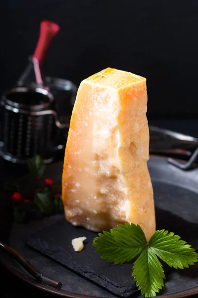 Food Concept Parmigiano Formaggio Biologico Vassoio Ferro Rustico Sfondo Pietra — Foto Stock